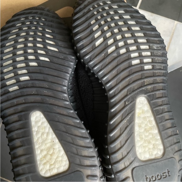 Yeezy size 6 black and ref insole is missing - Picture 9 of 9